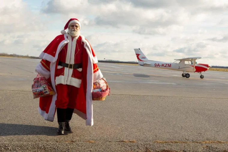 Moderni Djed Božićnjak u Osijeku: stigao zrakoplovom kako bi darovima razveselio mali&scaron;ane