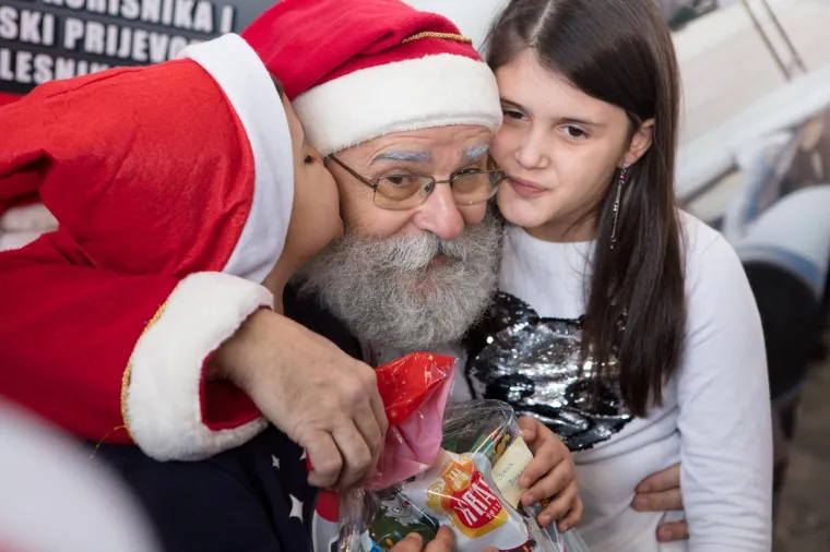 Moderni Djed Božićnjak u Osijeku: stigao zrakoplovom kako bi darovima razveselio mali&scaron;ane