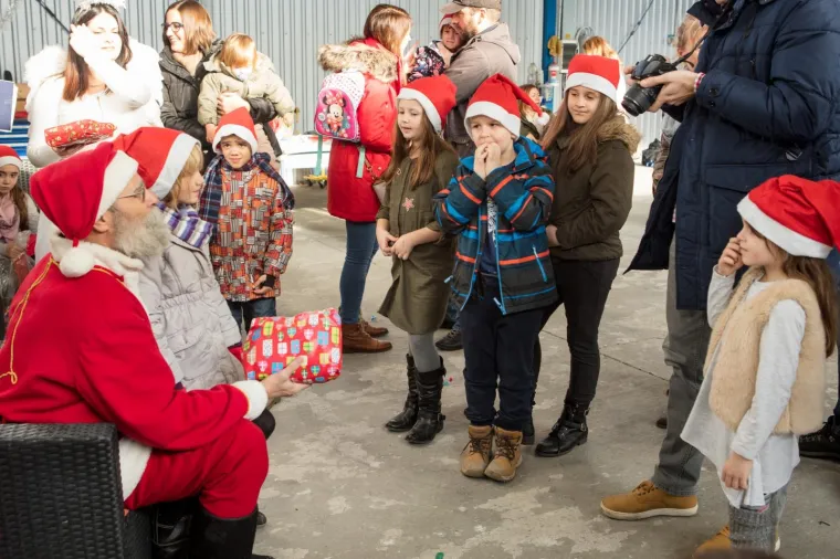 Moderni Djed Božićnjak u Osijeku: stigao zrakoplovom kako bi darovima razveselio mali&scaron;ane