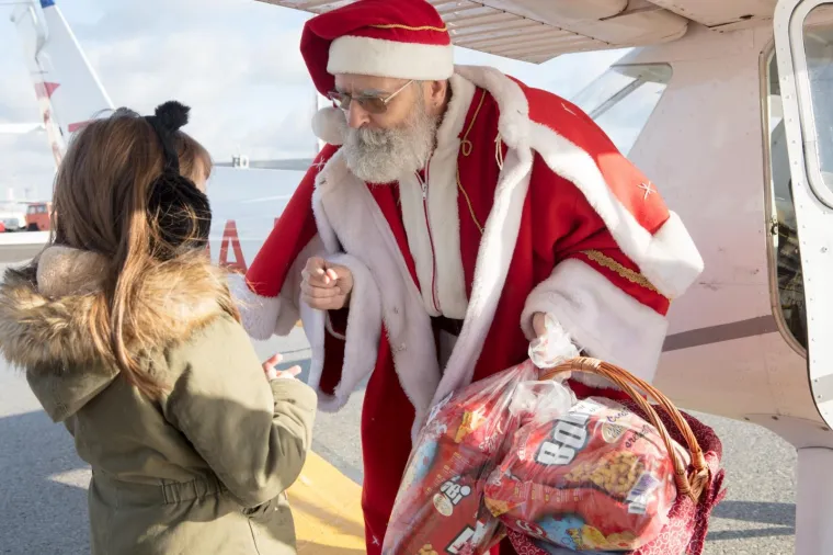 Moderni Djed Božićnjak u Osijeku: stigao zrakoplovom kako bi darovima razveselio mali&scaron;ane