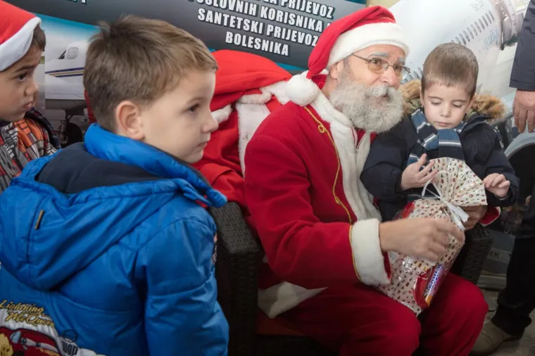 Moderni Djed Božićnjak u Osijeku: stigao zrakoplovom kako bi darovima razveselio mali&scaron;ane