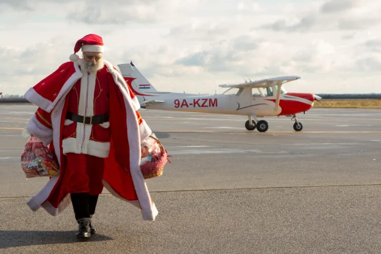 Moderni Djed Božićnjak u Osijeku: stigao zrakoplovom kako bi darovima razveselio mali&scaron;ane