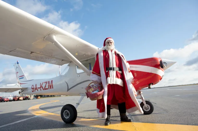 Moderni Djed Božićnjak u Osijeku: stigao zrakoplovom kako bi darovima razveselio mali&scaron;ane