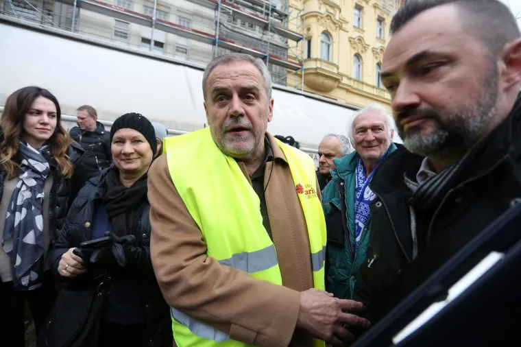 Milan Bandić na humanitarnoj prodaji božićnih drvaca u organizaciji Hrvatskog Caritasa