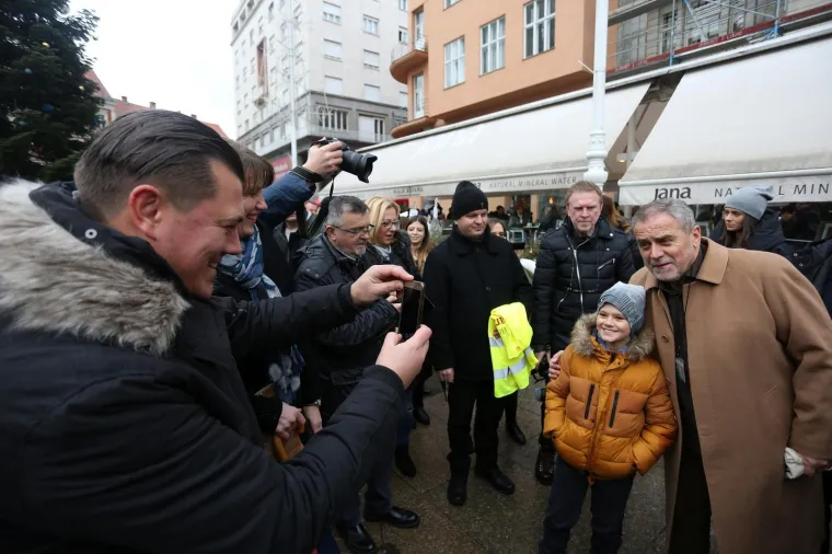 Milan Bandić na humanitarnoj prodaji božićnih drvaca u organizaciji Hrvatskog Caritasa