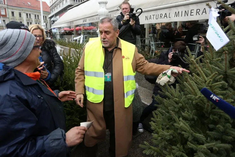 Milan Bandić na humanitarnoj prodaji božićnih drvaca u organizaciji Hrvatskog Caritasa
