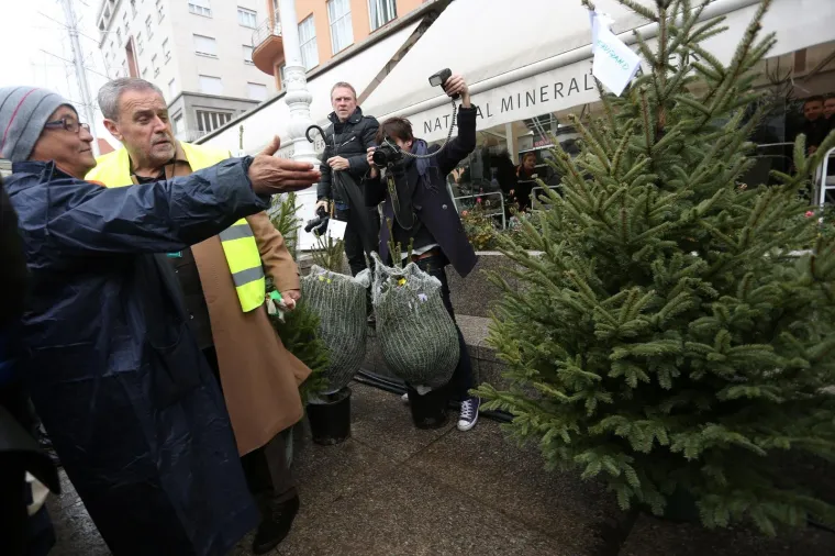 Milan Bandić na humanitarnoj prodaji božićnih drvaca u organizaciji Hrvatskog Caritasa