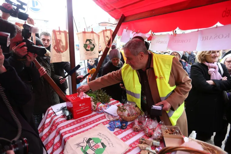 Milan Bandić na humanitarnoj prodaji božićnih drvaca u organizaciji Hrvatskog Caritasa