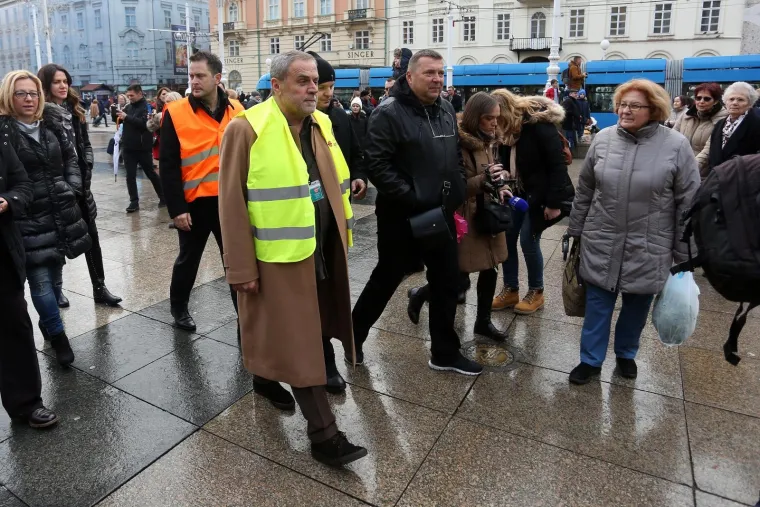 Milan Bandić na humanitarnoj prodaji božićnih drvaca u organizaciji Hrvatskog Caritasa