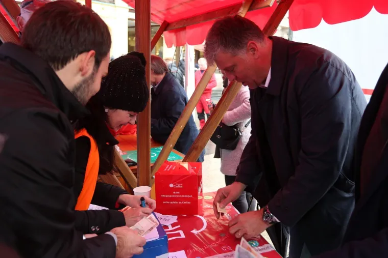 Milan Bandić na humanitarnoj prodaji božićnih drvaca u organizaciji Hrvatskog Caritasa