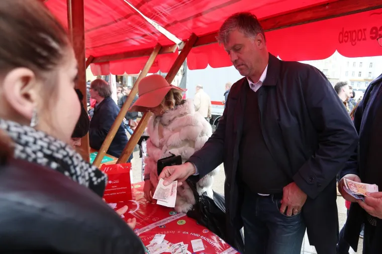 Milan Bandić na humanitarnoj prodaji božićnih drvaca u organizaciji Hrvatskog Caritasa