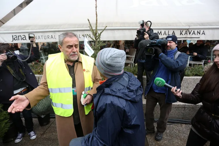 Milan Bandić na humanitarnoj prodaji božićnih drvaca u organizaciji Hrvatskog Caritasa
