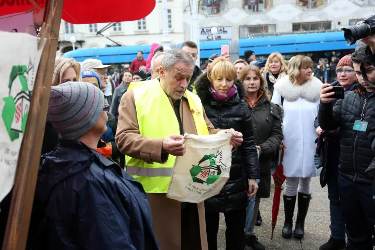 Milan Bandić na humanitarnoj prodaji božićnih drvaca u organizaciji Hrvatskog Caritasa