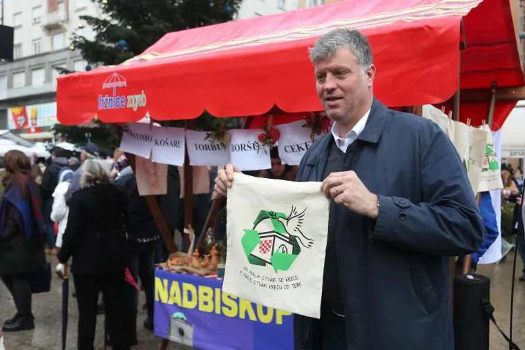 Milan Bandić na humanitarnoj prodaji božićnih drvaca u organizaciji Hrvatskog Caritasa