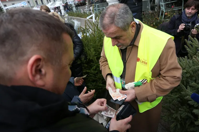 Milan Bandić na humanitarnoj prodaji božićnih drvaca u organizaciji Hrvatskog Caritasa