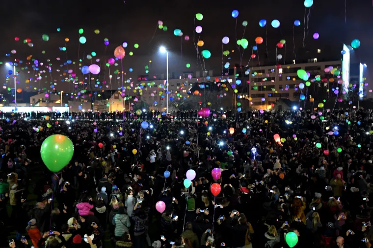 Spektakl u Zagrebu: sa Sveučili&scaron;ne livade u zrak pu&scaron;teno 3000 svjetlećih balona