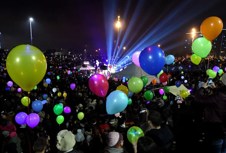 Spektakl u Zagrebu: sa Sveučili&scaron;ne livade u zrak pu&scaron;teno 3000 svjetlećih balona