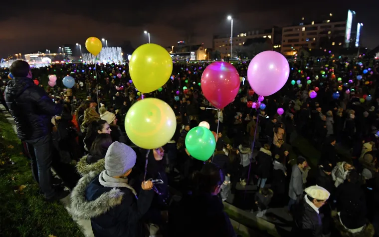Spektakl u Zagrebu: sa Sveučili&scaron;ne livade u zrak pu&scaron;teno 3000 svjetlećih balona