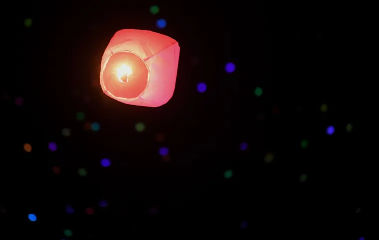 Spektakl u Zagrebu: sa Sveučili&scaron;ne livade u zrak pu&scaron;teno 3000 svjetlećih balona