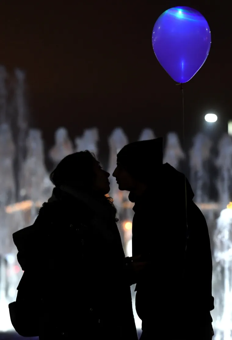 Spektakl u Zagrebu: sa Sveučili&scaron;ne livade u zrak pu&scaron;teno 3000 svjetlećih balona