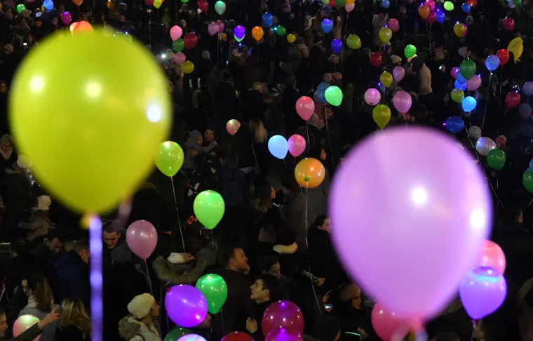 Spektakl u Zagrebu: sa Sveučili&scaron;ne livade u zrak pu&scaron;teno 3000 svjetlećih balona