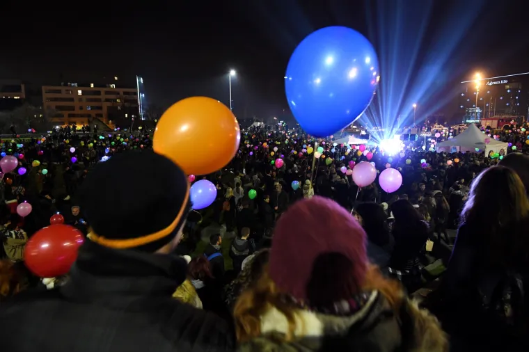 Spektakl u Zagrebu: sa Sveučili&scaron;ne livade u zrak pu&scaron;teno 3000 svjetlećih balona
