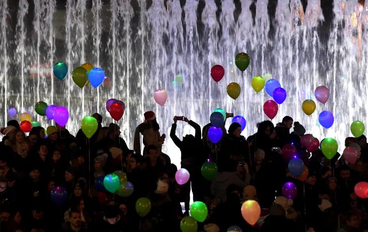 Spektakl u Zagrebu: sa Sveučili&scaron;ne livade u zrak pu&scaron;teno 3000 svjetlećih balona