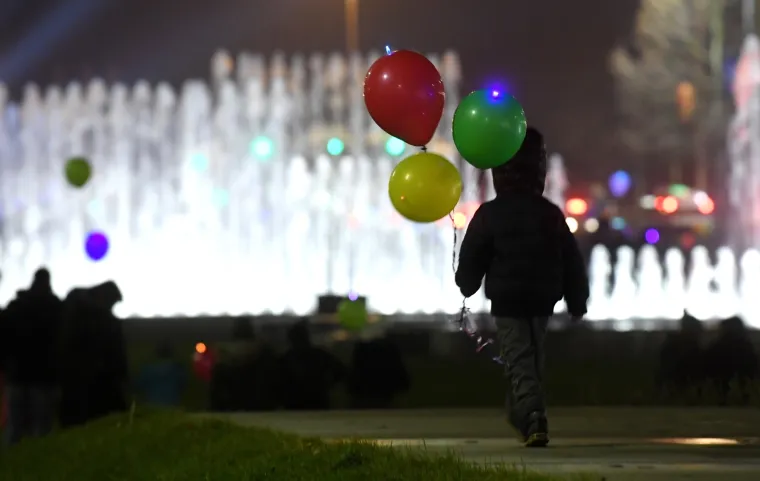 Spektakl u Zagrebu: sa Sveučili&scaron;ne livade u zrak pu&scaron;teno 3000 svjetlećih balona