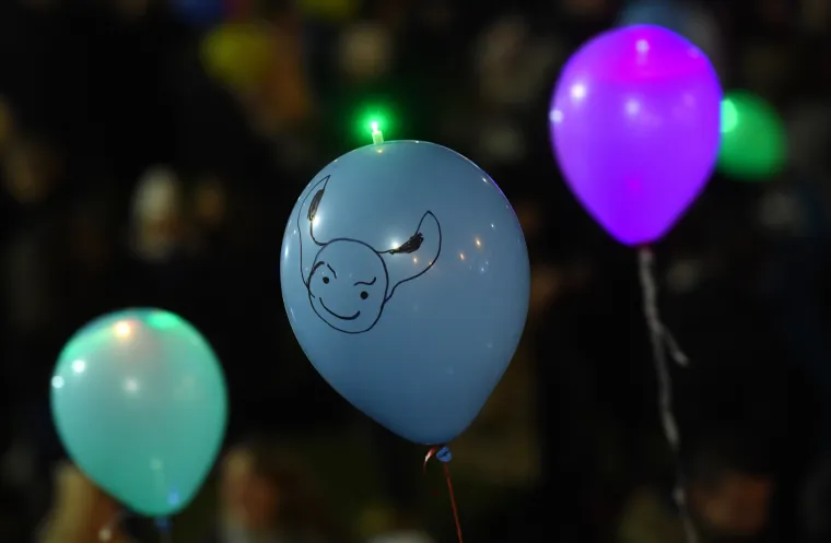 Spektakl u Zagrebu: sa Sveučili&scaron;ne livade u zrak pu&scaron;teno 3000 svjetlećih balona