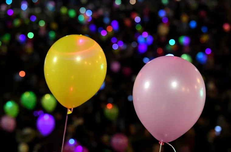 Spektakl u Zagrebu: sa Sveučili&scaron;ne livade u zrak pu&scaron;teno 3000 svjetlećih balona