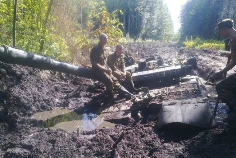 ČAK I VOŽNJA TENKA JE PREVELIKI ZALOGAJ ZA NEKE VOZAČE: Teško je povjerovati da mogu prevrnuti čak i oklopno vozilo