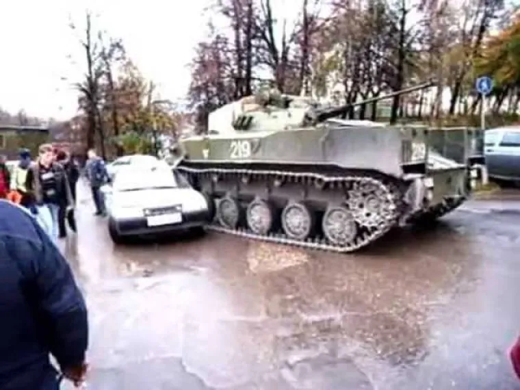 ČAK I VOŽNJA TENKA JE PREVELIKI ZALOGAJ ZA NEKE VOZAČE: Te&scaron;ko je povjerovati da mogu prevrnuti čak i oklopno vozilo