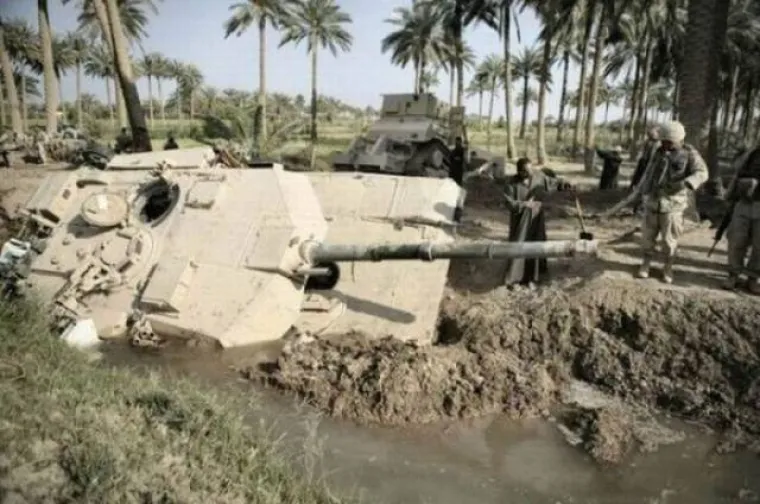 ČAK I VOŽNJA TENKA JE PREVELIKI ZALOGAJ ZA NEKE VOZAČE: Te&scaron;ko je povjerovati da mogu prevrnuti čak i oklopno vozilo