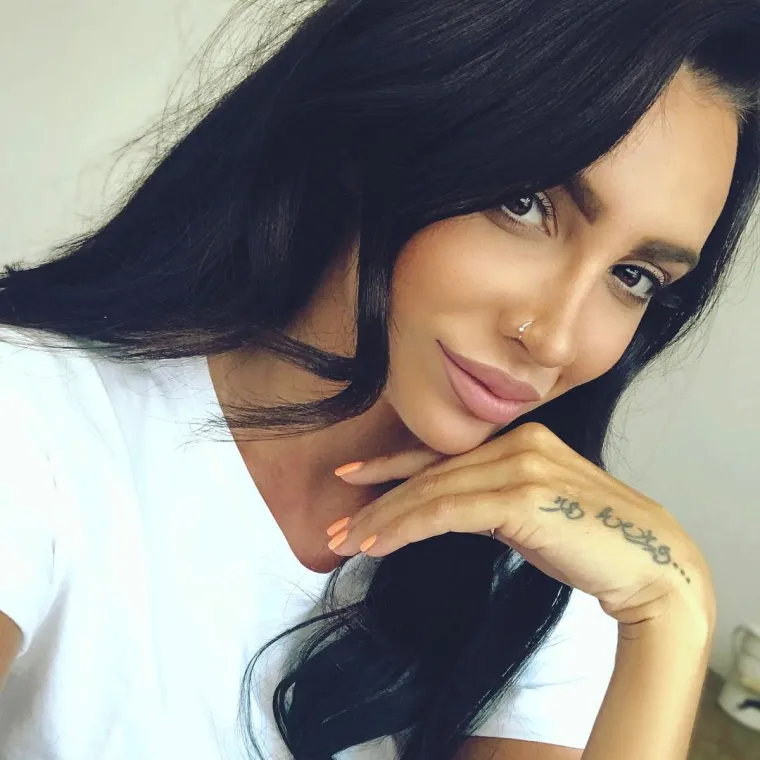 SLOVENKA PREŠLA S NASLOVNICE PLAYBOYA NA INSTAGRAM: Pogledajte zašto menadžericu prati preko 10.000 obožavatelja