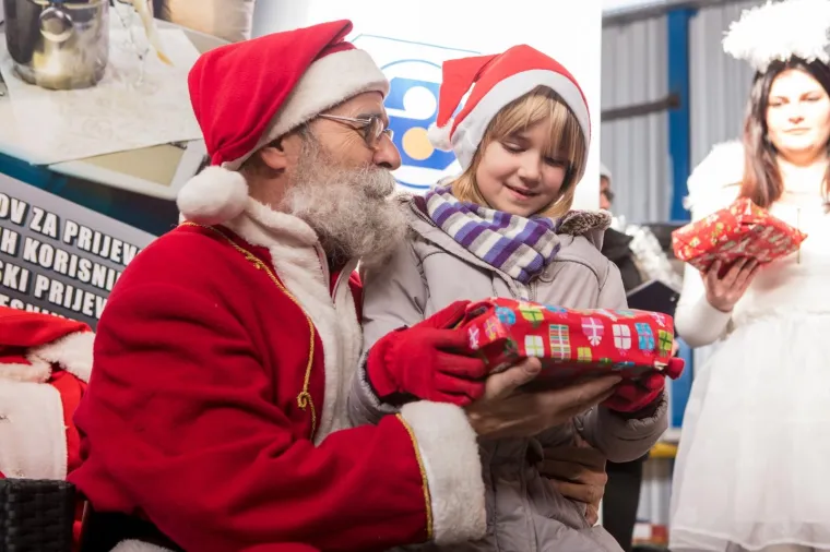 POSEBAN LET IZ LAPONIJE: Djed Božićnjak zrakoplovom stigao u Osijek i razveselio mali&scaron;ane
