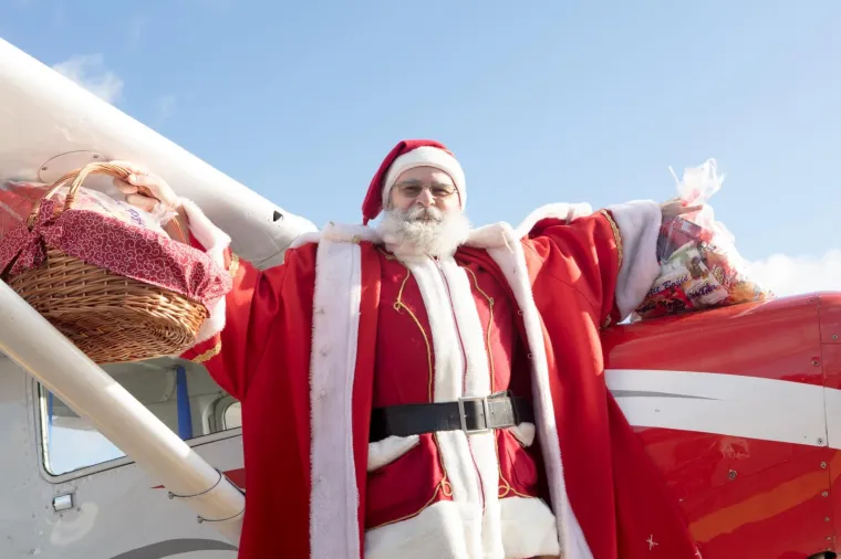 POSEBAN LET IZ LAPONIJE: Djed Božićnjak zrakoplovom stigao u Osijek i razveselio mali&scaron;ane