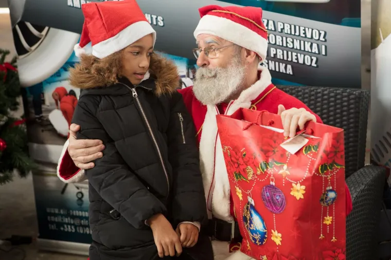POSEBAN LET IZ LAPONIJE: Djed Božićnjak zrakoplovom stigao u Osijek i razveselio mali&scaron;ane