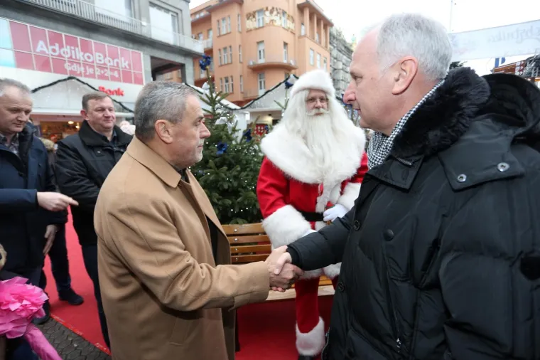 BANDIĆ, OPARA I DJED MRAZ: Pogledajte kako je izgledala humanitarna akcija zagrebačkih obrtnika 'Dolazi nam djedica'