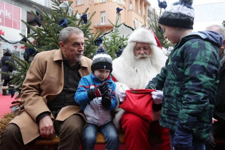 Gradonačelnik Zagreba Milan Bandić i gradonačelnik grada Splita Andro Krstulović Opara pridružili su se humanitarnoj akciji zagrebačkih obrtnika Dolazi nam djedica koja se održava u sklopu manifestacije Advent zagrebačkih obrtnika.