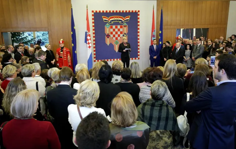 POGLEDAJTE KAKO PREDSJEDNICA PEČE KOLAČE: Na Danu otvorenih vrata sa školarcima izrađivala božićne kolačiće