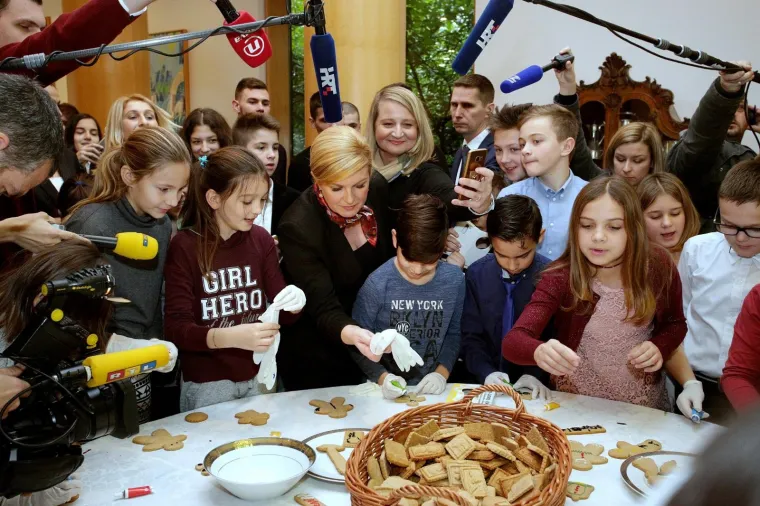 Na Danu otvorenih vrata, koji je održan u subotu u Uredu predsjednice Republike u prigodi došašća, predsjednica Kolinda Grabar Kitarović družila se s građanima, s učenicima srednje Poljoprivredne  škole iz Zagreba i Ekonomsko-birotehničke škole iz Splita te osnovnoškolcima iz zagrebačkih škola Remete i Horvati, s kojima je prigodno izrađivala božićne kolačiće.