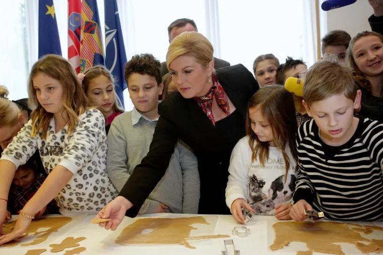 POGLEDAJTE KAKO PREDSJEDNICA PEČE KOLAČE: Na Danu otvorenih vrata sa školarcima izrađivala božićne kolačiće