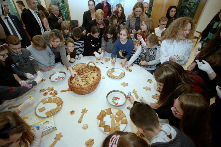 POGLEDAJTE KAKO PREDSJEDNICA PEČE KOLAČE: Na Danu otvorenih vrata sa školarcima izrađivala božićne kolačiće
