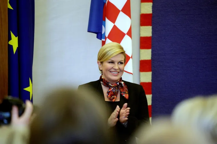 POGLEDAJTE KAKO PREDSJEDNICA PEČE KOLAČE: Na Danu otvorenih vrata sa školarcima izrađivala božićne kolačiće