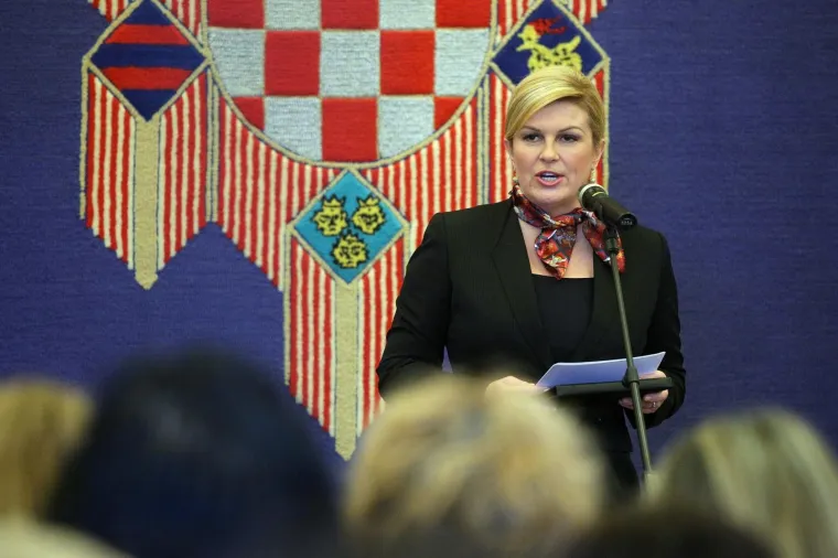 Predsjednica je istaknula kako je došašće vrijeme u kojemu više nego u drugim dijelovima godine imamo potrebu otvoriti svoja vrata i svoja srca bližnjima, okupljajući se u zajedništvu iščekivanja Božića te je svima zaželjela sretan Božić i novu 2018. godinu.
