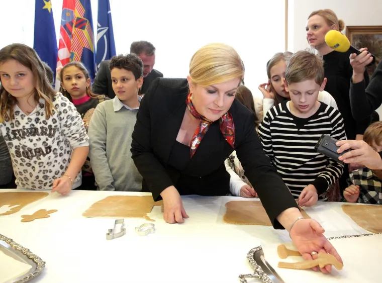 POGLEDAJTE KAKO PREDSJEDNICA PEČE KOLAČE: Na Danu otvorenih vrata sa školarcima izrađivala božićne kolačiće