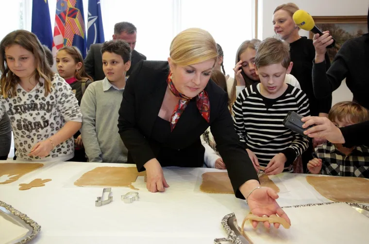 POGLEDAJTE KAKO PREDSJEDNICA PEČE KOLAČE: Na Danu otvorenih vrata sa školarcima izrađivala božićne kolačiće
