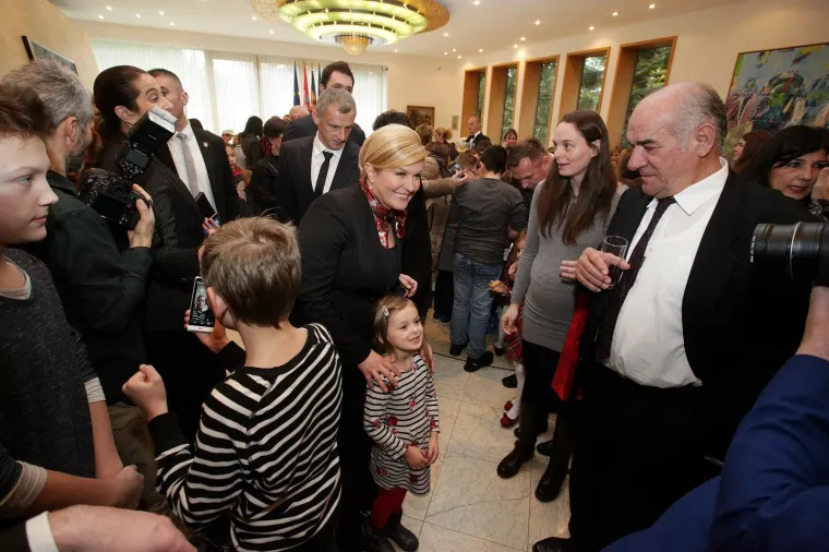 POGLEDAJTE KAKO PREDSJEDNICA PEČE KOLAČE: Na Danu otvorenih vrata sa &scaron;kolarcima izrađivala božićne kolačiće