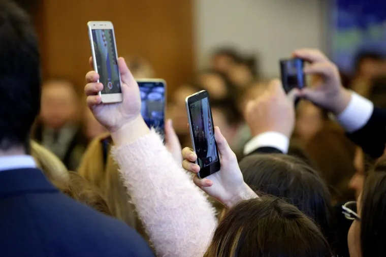POGLEDAJTE KAKO PREDSJEDNICA PEČE KOLAČE: Na Danu otvorenih vrata sa &scaron;kolarcima izrađivala božićne kolačiće