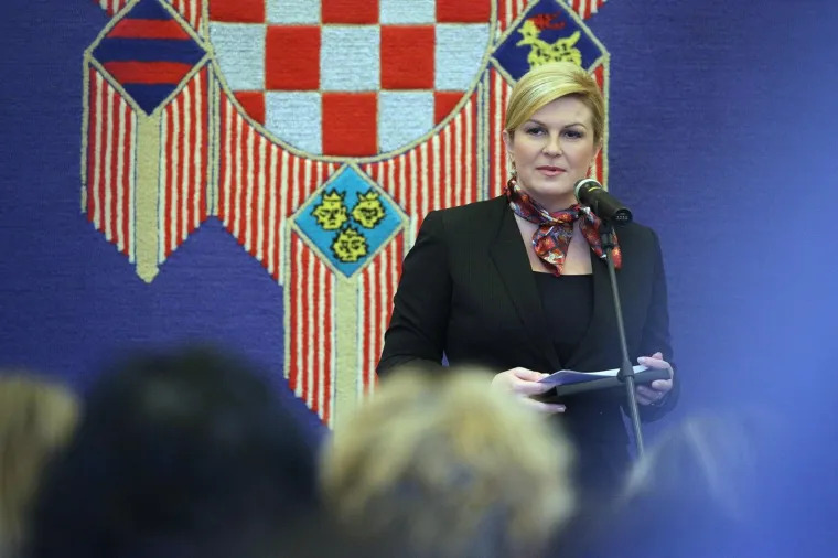 POGLEDAJTE KAKO PREDSJEDNICA PEČE KOLAČE: Na Danu otvorenih vrata sa &scaron;kolarcima izrađivala božićne kolačiće